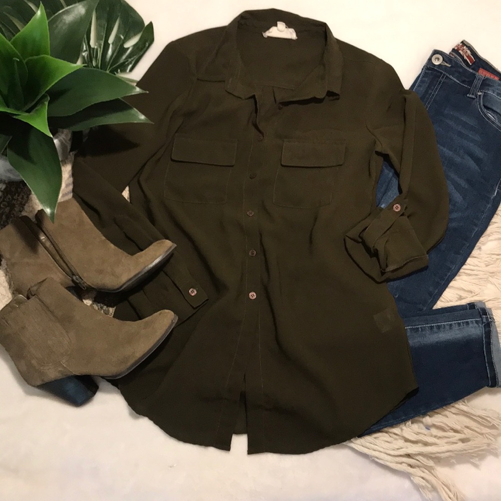 💚EUC ARMY GREEN ROLL TAB TUNIC SIZE SMALL💚